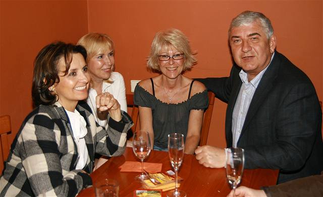 Miroslav Donutil s manelkou Zuzanou a Veronikou Freimannovou (vlevo)