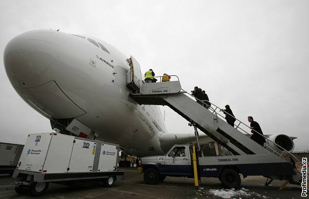 Novinái nastupují do Airbusu A380 na mezinárodním letiti JFK v New Yorku 