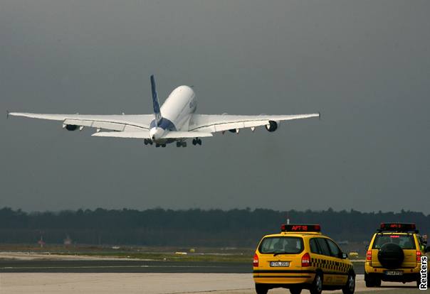 Letadlo Airbus A380 pistlo v Singapuru.