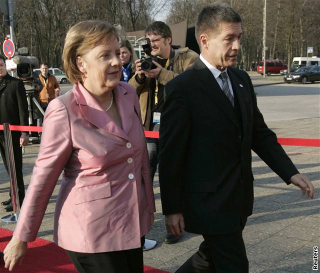 Václav Klaus se v Berlín vítá s kanclékou Angelou Merkelovou a jejím manelem. Úsmvy jsou upímné
