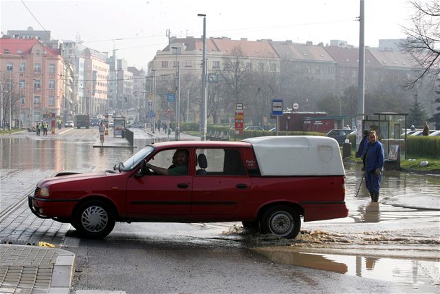Sokolovskou ulici zaplavila voda, tramvaje jezdí jinudy.