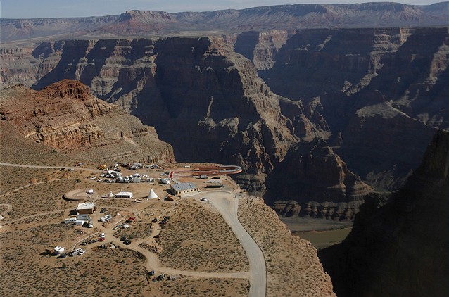 Sklenn vyhldka nad Grand Canyon