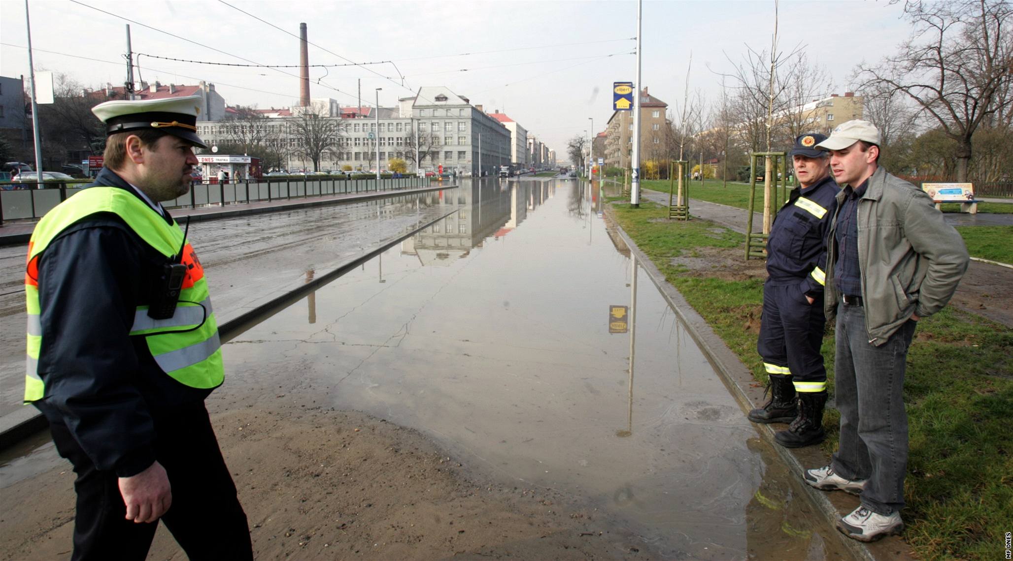 Sokolovskou ulici zaplavila voda, tramvaje jezdí jinudy.