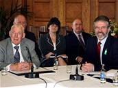 U jednoho stolu. éf unionist Ian Paisley (vlevo) s pedsedou Sinn Féin Gerry Adamsem