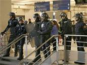 Policisté na nádraí Gare du Nord