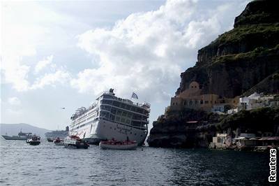 Výletní lo Sea Diamond ztroskotala u ostrova Santorini