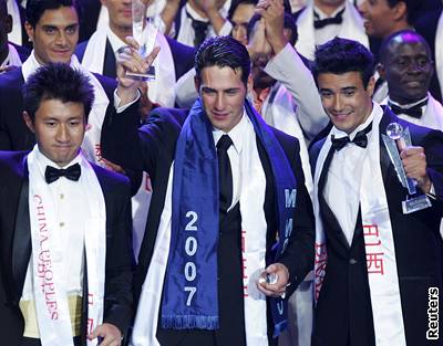 sout Mr. World 2007 vyhrál Juan García Postigo ze panlska (uprosted), druhý je Lucas Gil z Brazílie (vpravo) a tetí místo obsadil Tony Jiang Lejun z íny 
