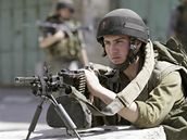 Izraelský voják hlídkuje ve mst Hebron na Západním behu Jordánu