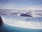 Tání ledu zvyuje hladiny oceán. Dsledky globálního oteplování se prý dotkne tém kadého druhého lovka.
