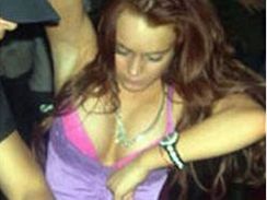 Lindsey Lohanov a jej podivn prsa