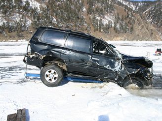 Bajkal pohbil pod ledem osm aut, dva lid zemeli