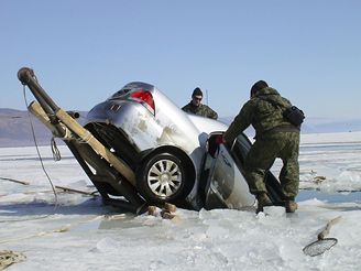 Bajkal pohbil pod ledem osm aut, dva lid zemeli