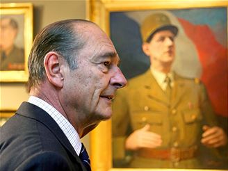 Jacques Chirac ped portrtem Charlese de Gaulla