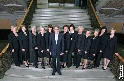 Finský premiér Vanhanen s dvanácti ministrynmi svého kabinetu.