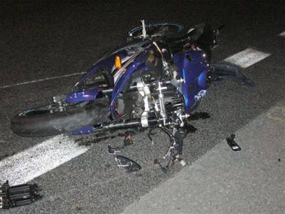 Mezi mrtvými byl i motorká, který spadl pod protijedoucí auto. Ilustraní foto