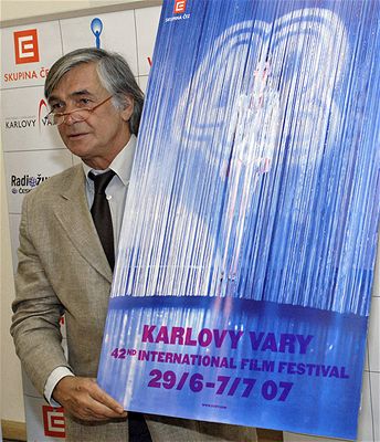 Jií Bartoka s plakátem 42. roníku MFF KV