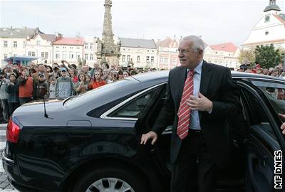 Na návtvu Královéhradeckého kraje pijel prezident vozem Audi.