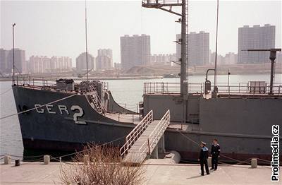 Delegace navtívila i lo USS Pueblo, jedinou americkou válenou lo v cizích rukách