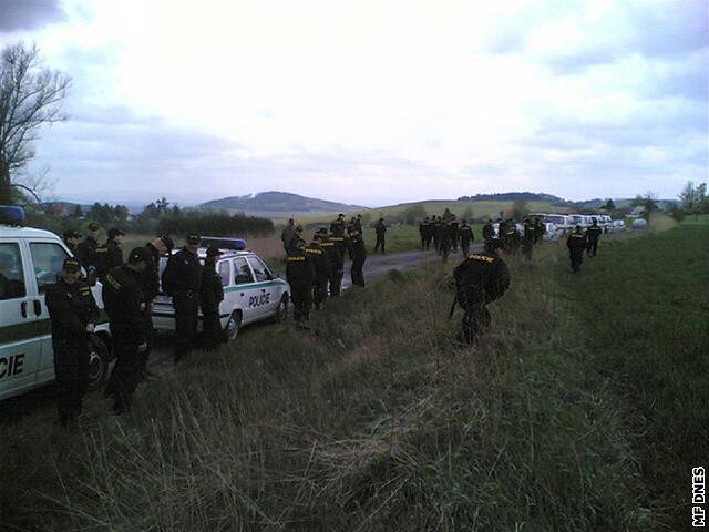 Policie uvedla, e nyní po chlapci pátrá v Mín a okolí osmdesát lidí.