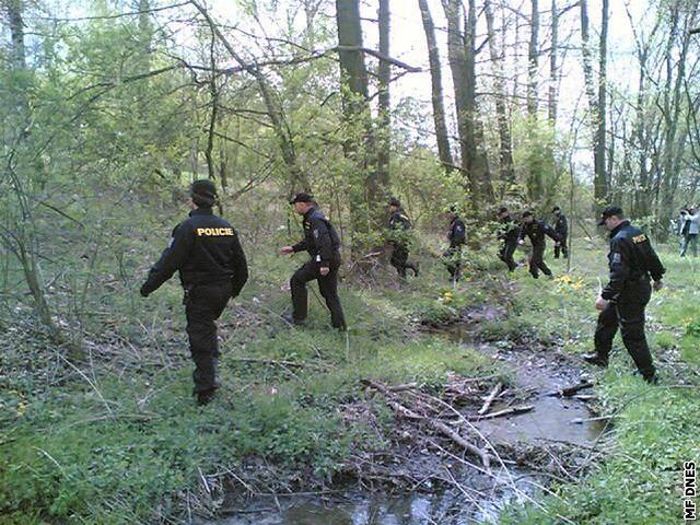 Policie uvedla, e nyní po chlapci pátrá v Mín a okolí osmdesát lidí.