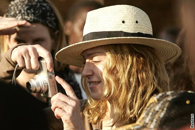 Madonna si bhem své cesty po Africe ve poctiv fotografovala