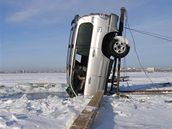 Bajkal pohbil pod ledem osm aut, dva lidé zemeli