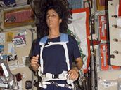 Sunita Williams běží maraton na vesmírné stanici ISS. Sunita Williams běží maraton na vesmírné stanici ISS.