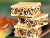 Müsli tyčinka příliš nezasytí, naopak může vyprovokovat další chuť k jídlu. Proto by se při hubnutí měla jíst s jogurtem či sklenicí mléka. Ilustrační foto Müsli tyčinka příliš nezasytí, naopak může vyprovokovat další chuť k jídlu. Proto by se při hubnutí měla jíst s jogurtem či sklenicí mléka. Ilustrační foto