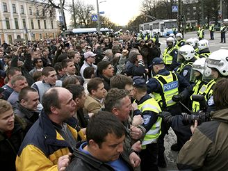 Stety policie a ruskch demonstrant v ulicch estonskho Tallinnu