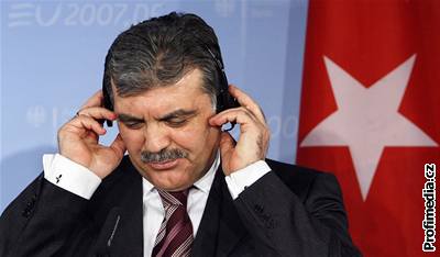 Abdullah Gül. Turkm se nelíbí, e pochází z náboenských pomr a jeho ena nosí muslimský átek.