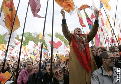 Lidé v centru Kyjeva podpoili prezidenta Juenka