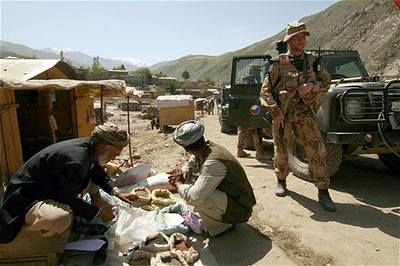 Vláda chce, aby eské vojáky v Afghánistánu doplnili i civilní experti. Ilustraní foto