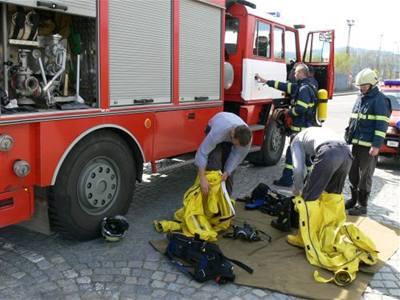 Hasii likvidovali chemikálii v protichemických oblecích