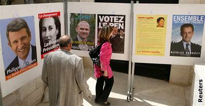 Francouzi, kteí se chystají hlasovat na ambasád v jordánském Ammánu, si prohlíejí plakáty jednotlivých kandidát