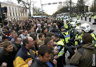 Odstranní památníku v centru estonského Tallinnu provázely stety policie a ruských demonstrant.