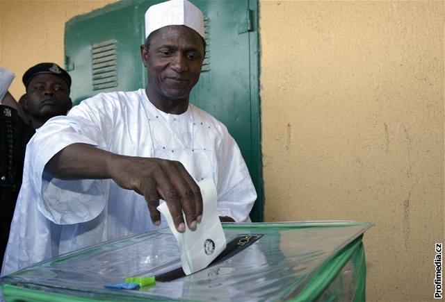 Volby v Nigérii provázel organizaní chaos