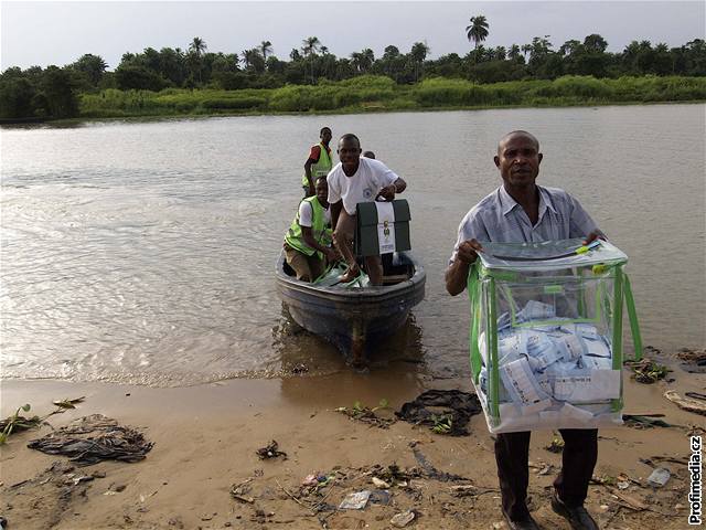 Volby v Nigérii provázel organizaní chaos