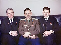 Vladimir Komarov (uprosted) s kolegy z lodi Voschod