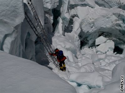 Tak se zdolávají obrovské séraky ledovce Khumbu