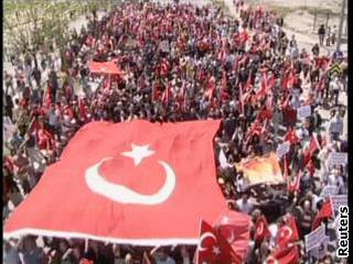 Rozhodnutí soudu pedcházely mohutné protesty v ulicích Istanbulu.