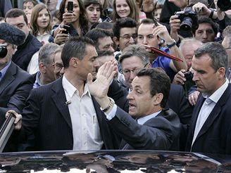 Nicolas Sarkozy u volebn mstnosti v Neuilly-sur-Seine.