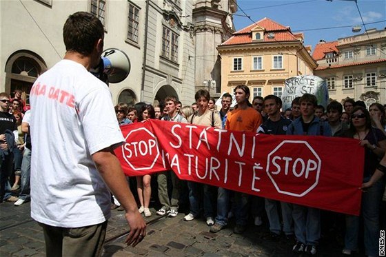 Studenti vyrazili do praských ulic. Protestují proti státním maturitám. (4.5.2007)