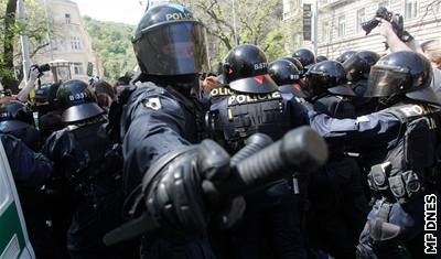 SSD kritizuje, e policie nezasáhla proti neonacistm, ale naopak proti mladým sociálním demokratm.