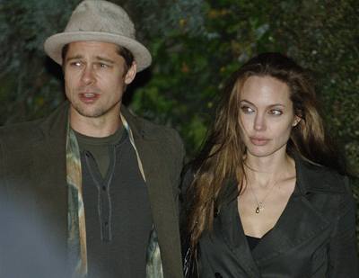 Amerití herci Angelina Jolie a Brad Pitt odcházejí z restaurantu Svatá Klára v praské Troji, kam 6. kvtna zali na veei