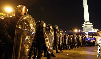 Francouzská policie musela zasáhnout po noci z nedle na pondlí i následující noc, z pondlí na úterý. Protesty proti nov zvolenému prezidentovi neutuchají. Ilustraní foto.