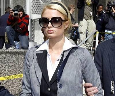 Paris Hiltonová odchází od soudu, kde si vyslechla rozsudek.