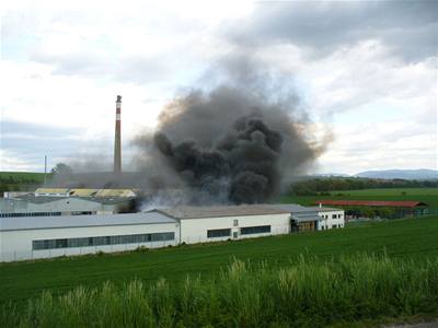 Ohe vznikl zejm od cigarety, hasii ho likvidovali pes hodinu.