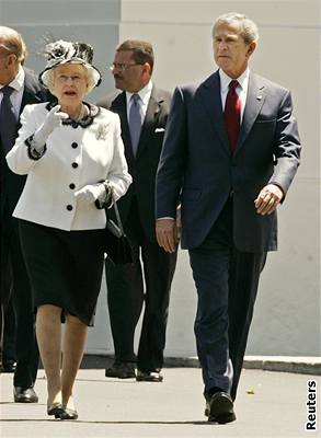 Britská královna Albta II. s americkým prezidentem Georgem Bushem