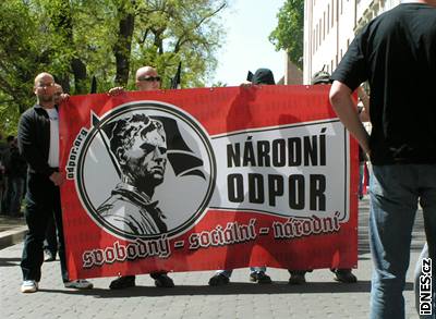 Na snímku aktivisté sdruení Národní odpor na demonstraci v Brn 1. kvtna 2007.