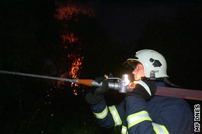 Plameny zachvátily stechu a pdu domu. Ilustraní foto